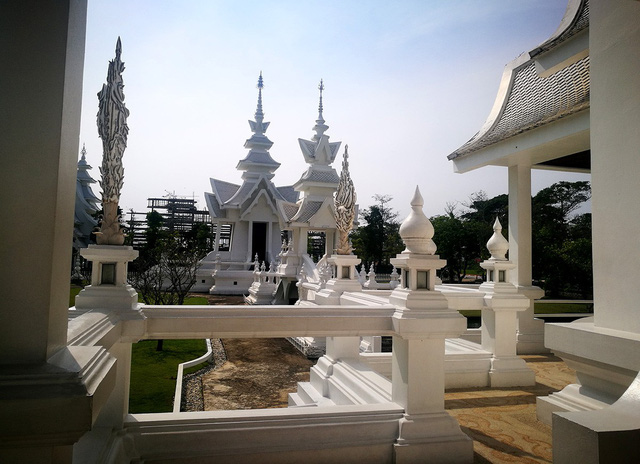 Ngôi[-]chùa[-]màu[-]trắng[-]đặc[-]biệt[-]ở[-]"xứ[-]sở[-]chùa[-]vàng"